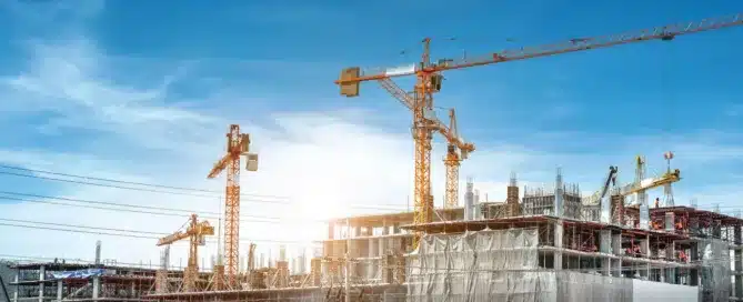 SMEs 31 Large cranes in operation at a construction site | image for the SMEs Industries page.